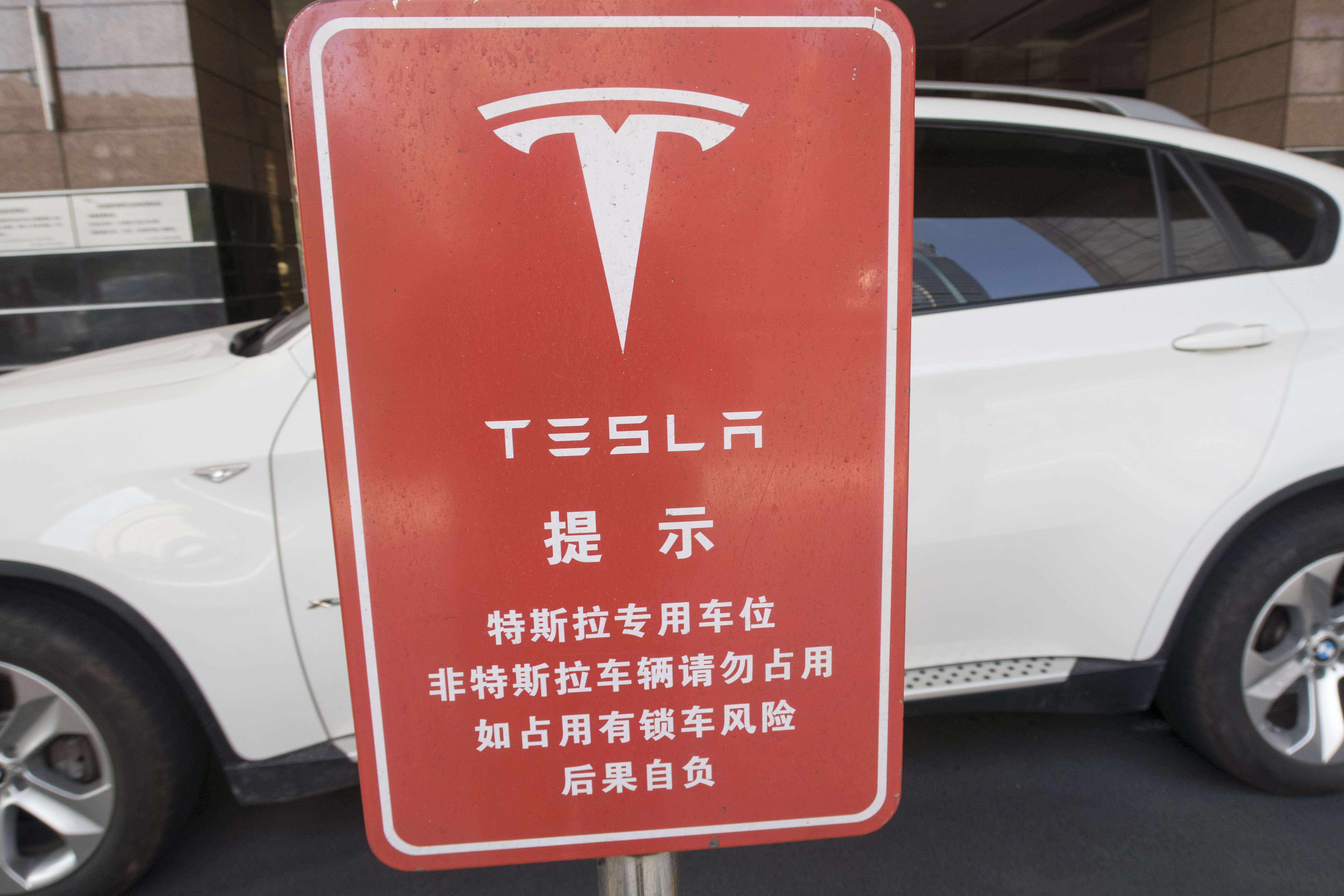 Tesla to build cars in China
