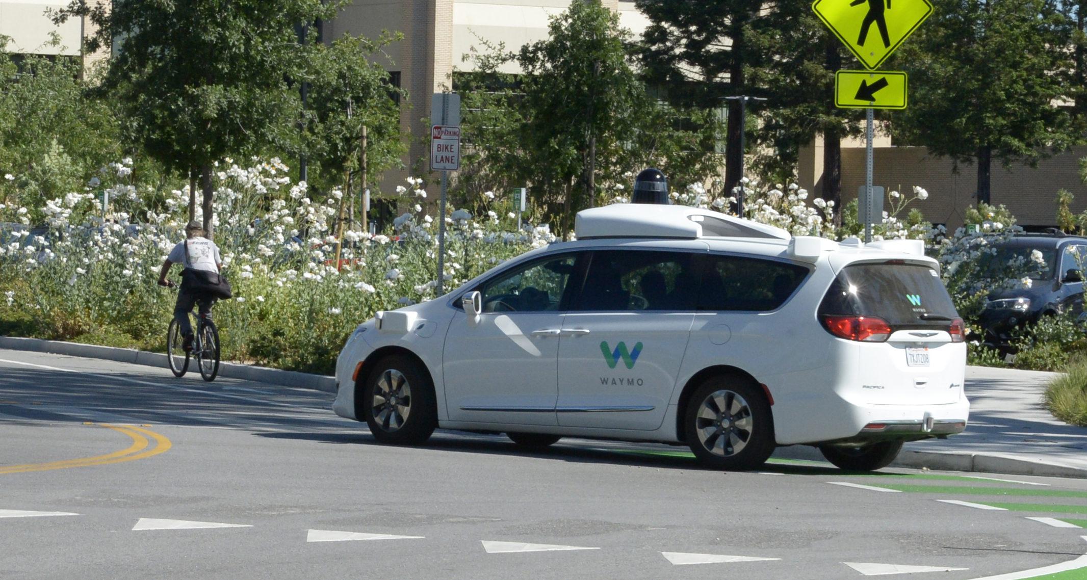 Waymo sends out autonomous taxis without driver