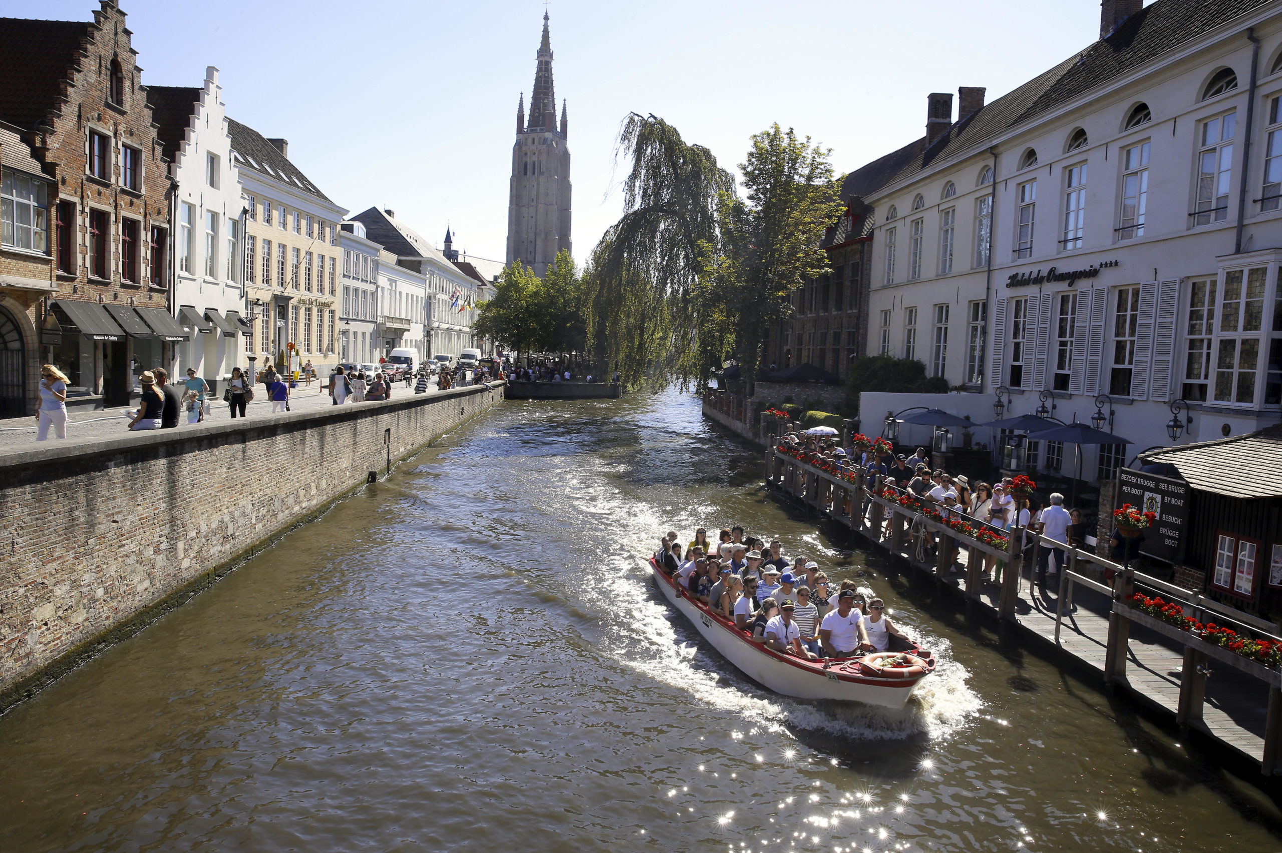 Bruges replaces diesel tourist boats by electric fleet