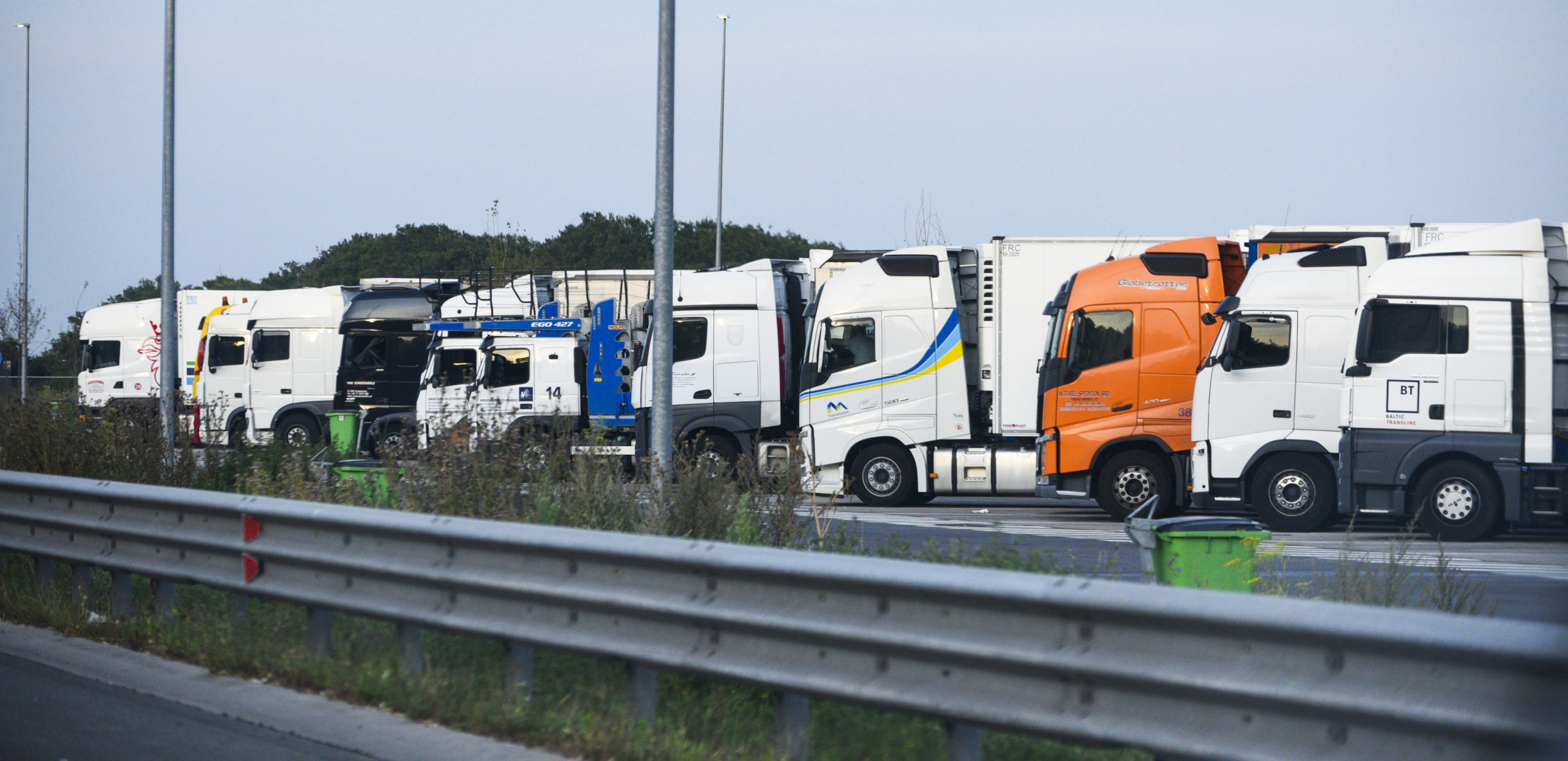 Flanders: separate highway parking lots for cars and trucks