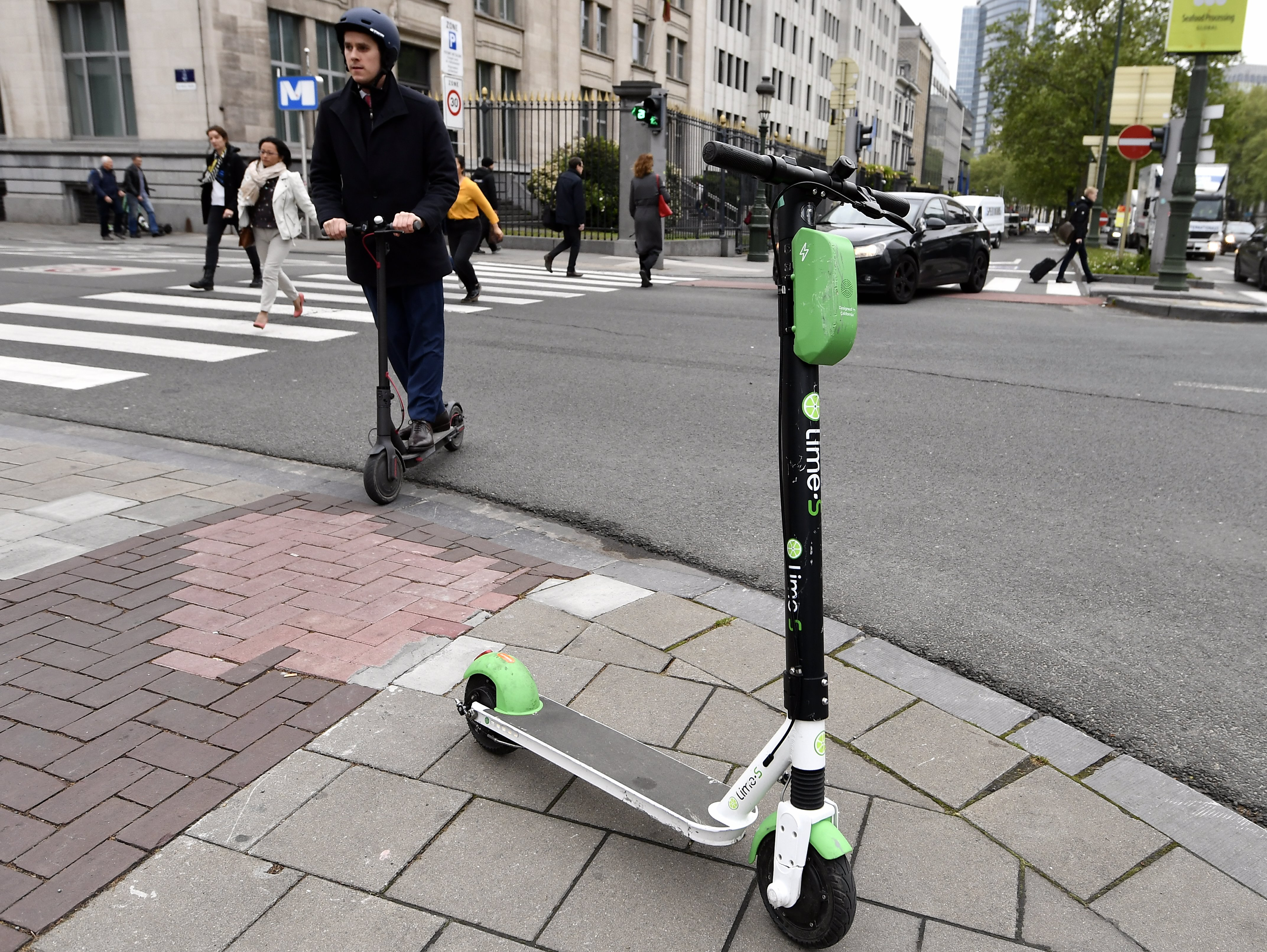 Brussels: authorized officers control parked e-steps