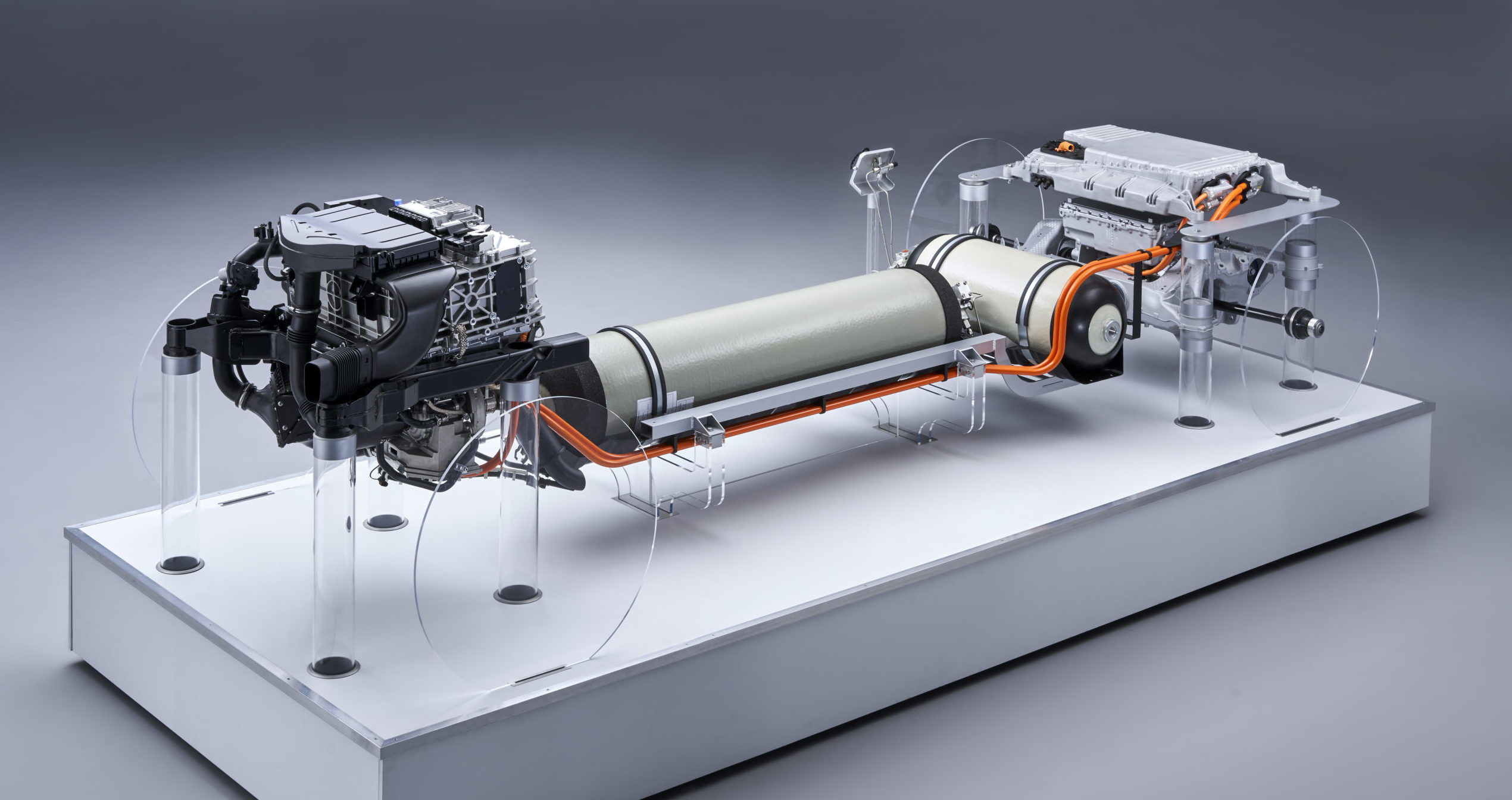 BMW shows powertrain of its hydrogen car