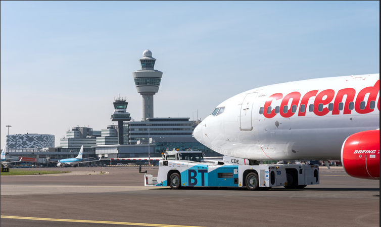 Schiphol tests sustainable taxiing with hybrid towing robot