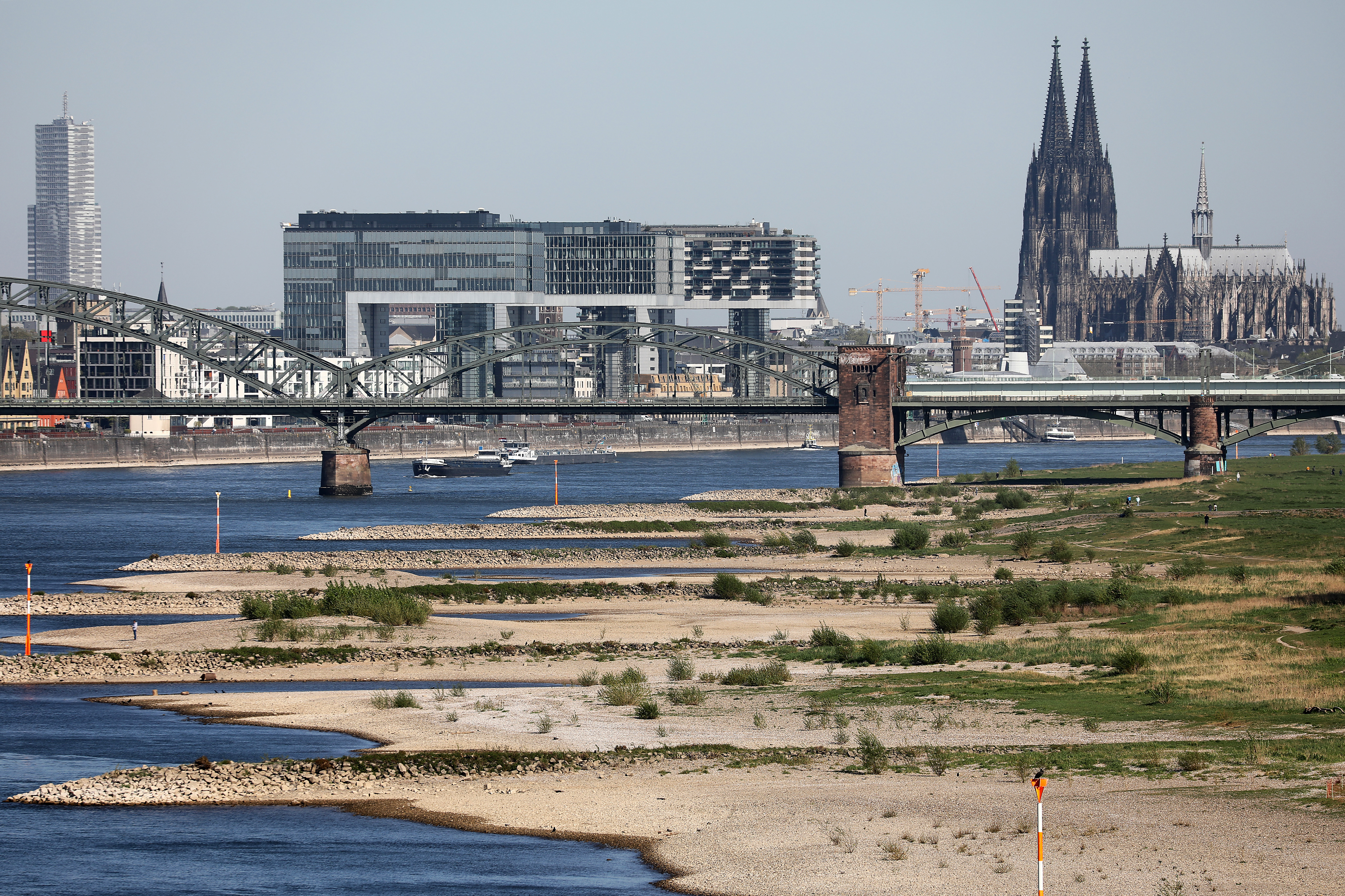 Trains to compensate for Rhine drought