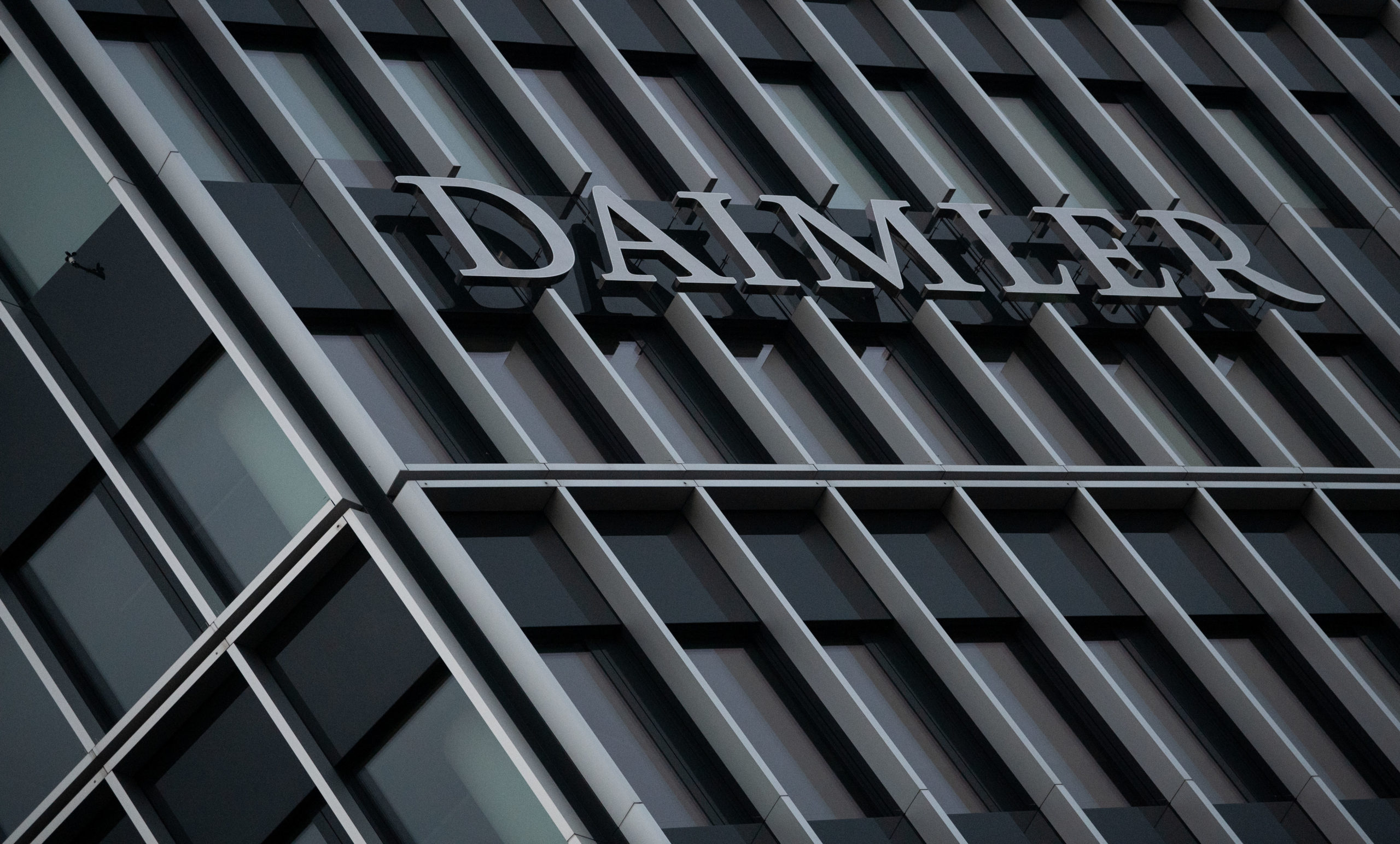 Mitigated news from Daimler: better results, more job cuts
