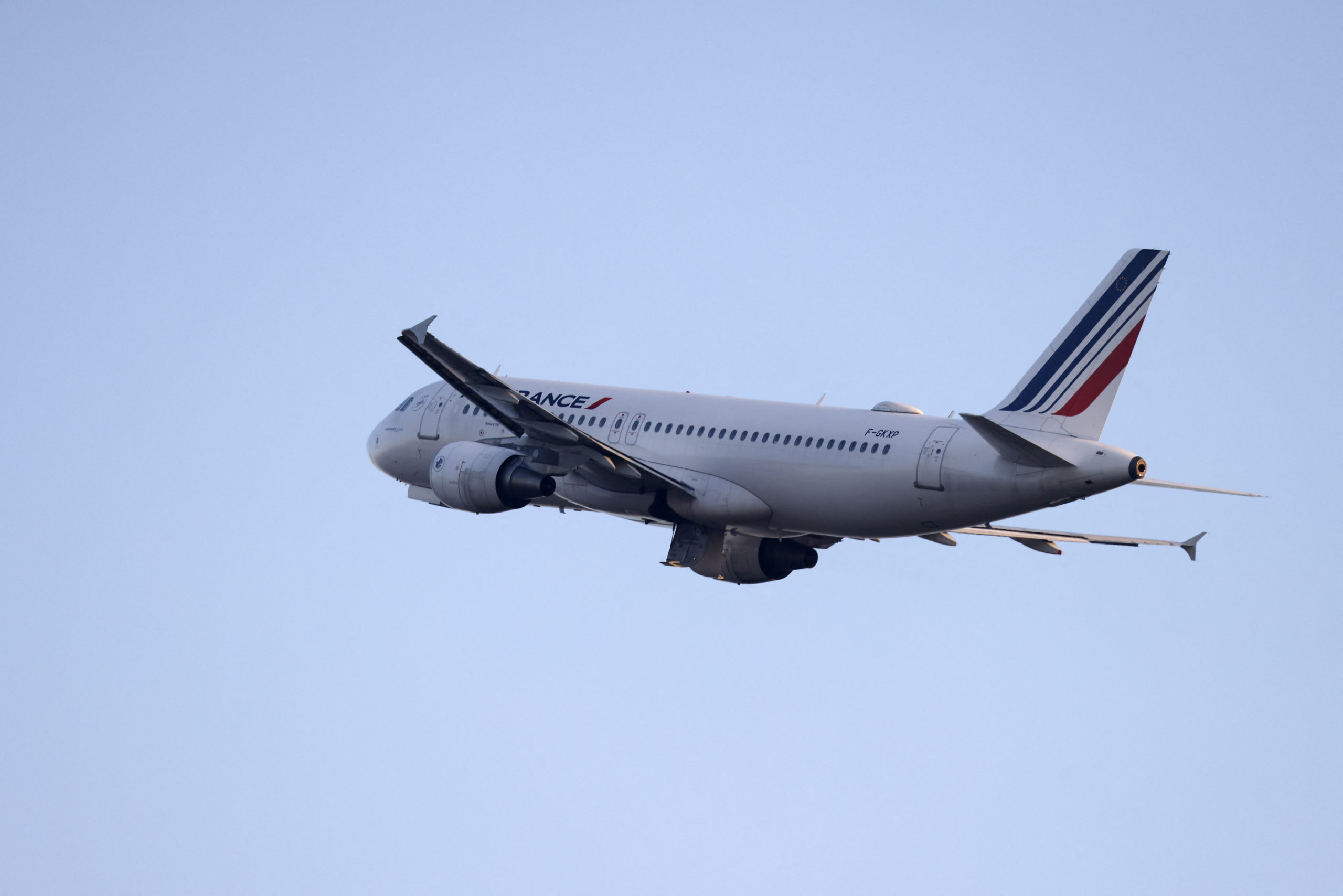 EU gives France green light to ban short-haul domestic flights