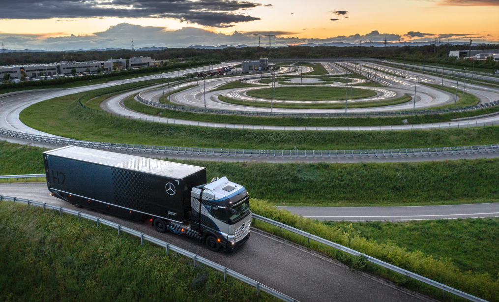 Mercedes-Benz GenH2 truck prepping for road tests (update)
