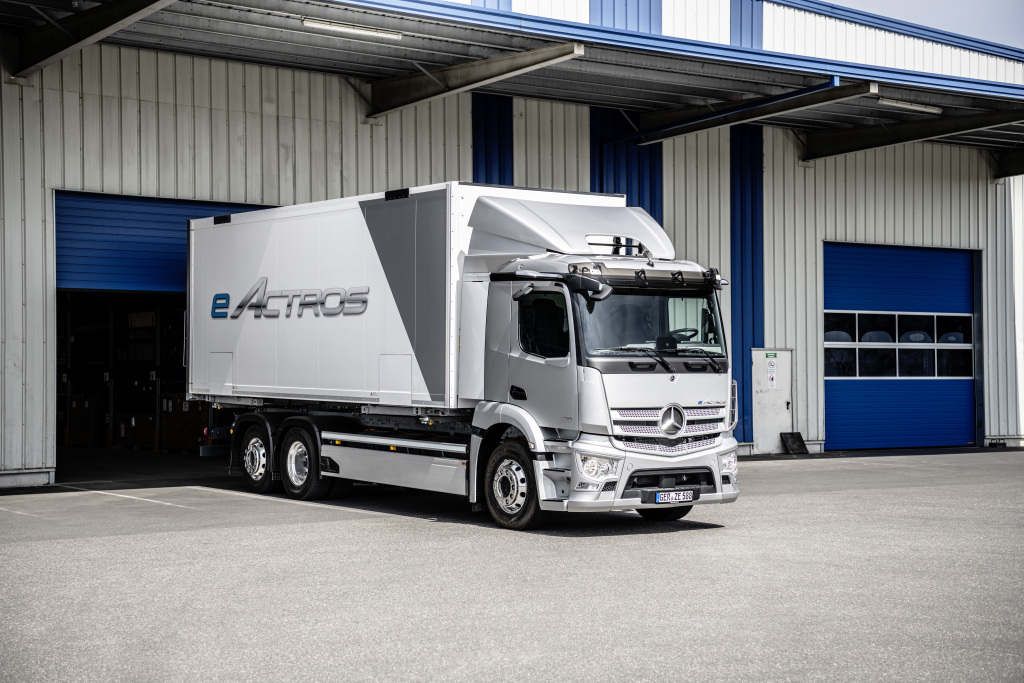 Production-ready Mercedes-Benz eActros offers 400 km range