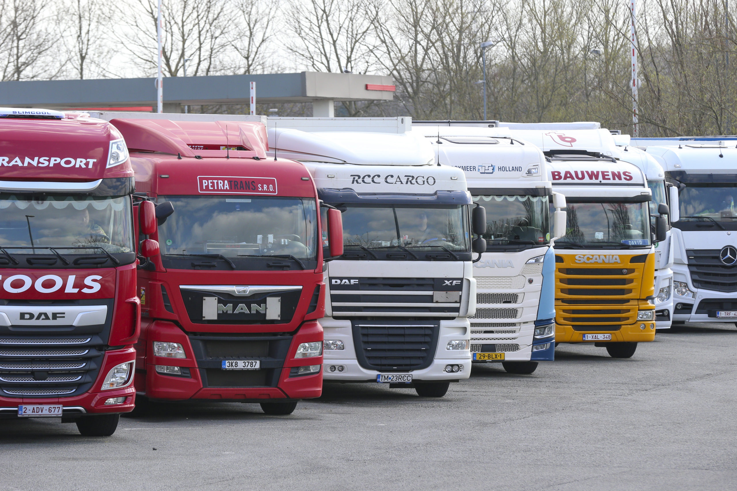 ACEA maps out e-truck stop and charging locations needed in EU