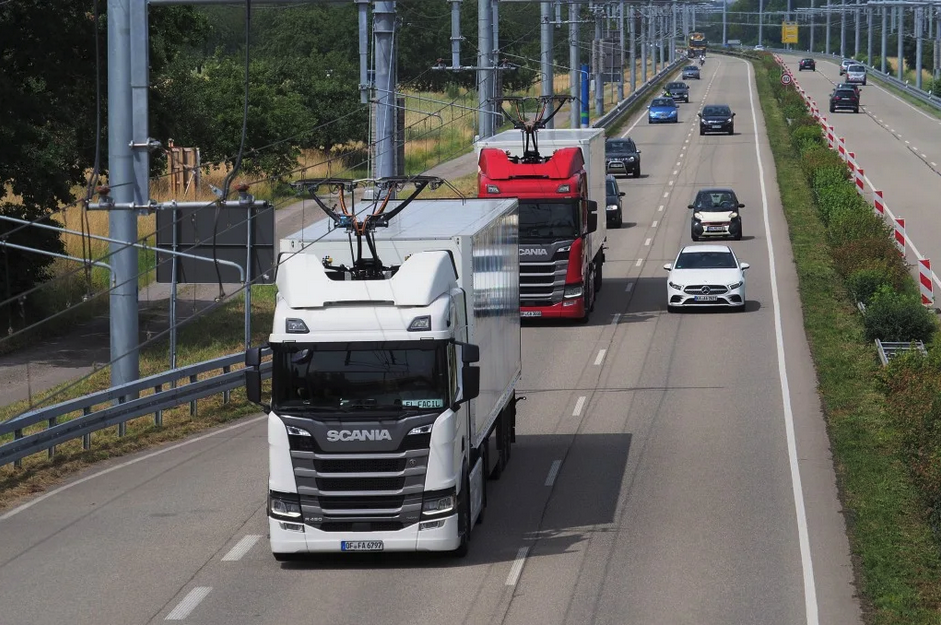 Truck charging by pantograph on German eHighway