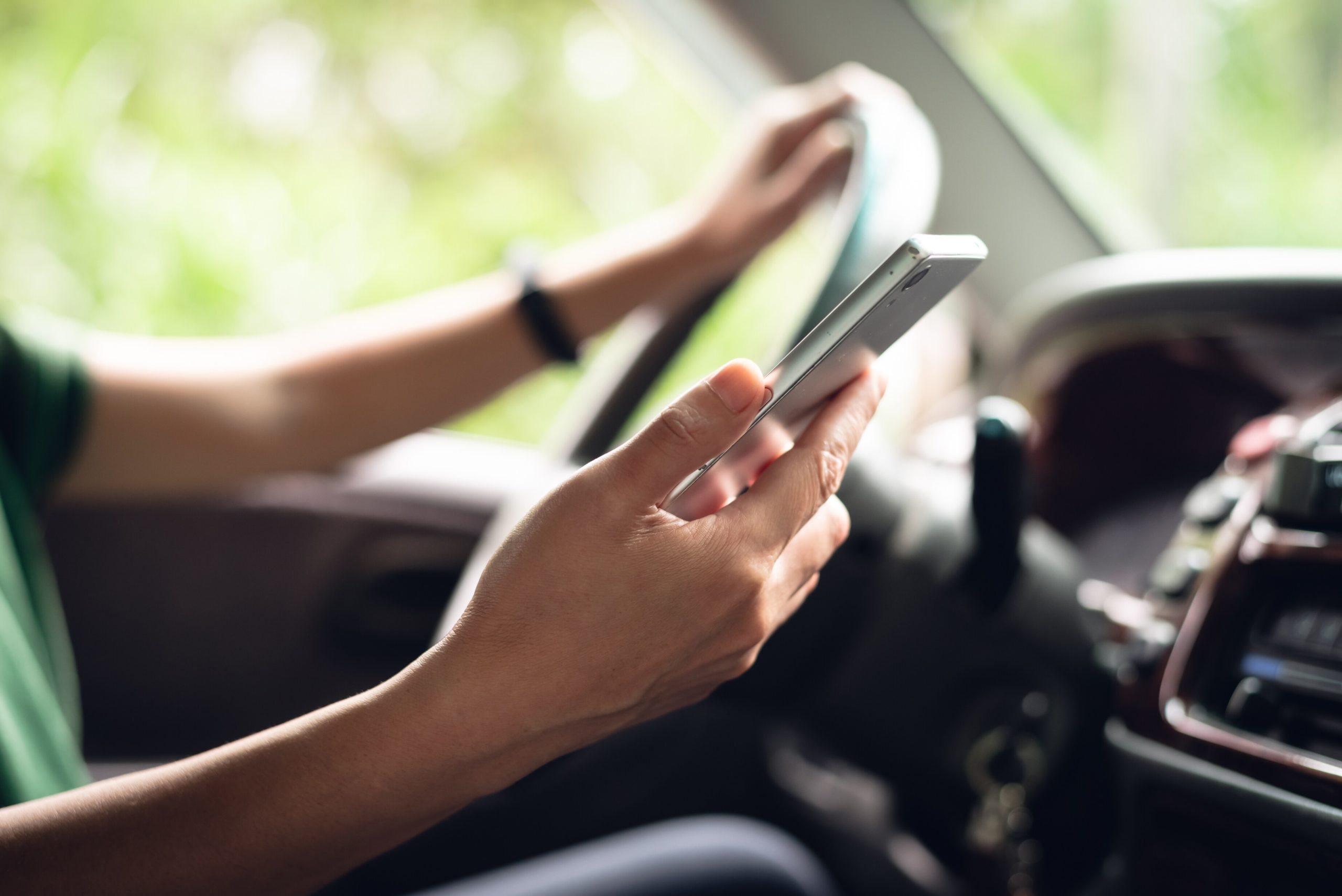 Smartphone manipulation by driver becomes third degree offense