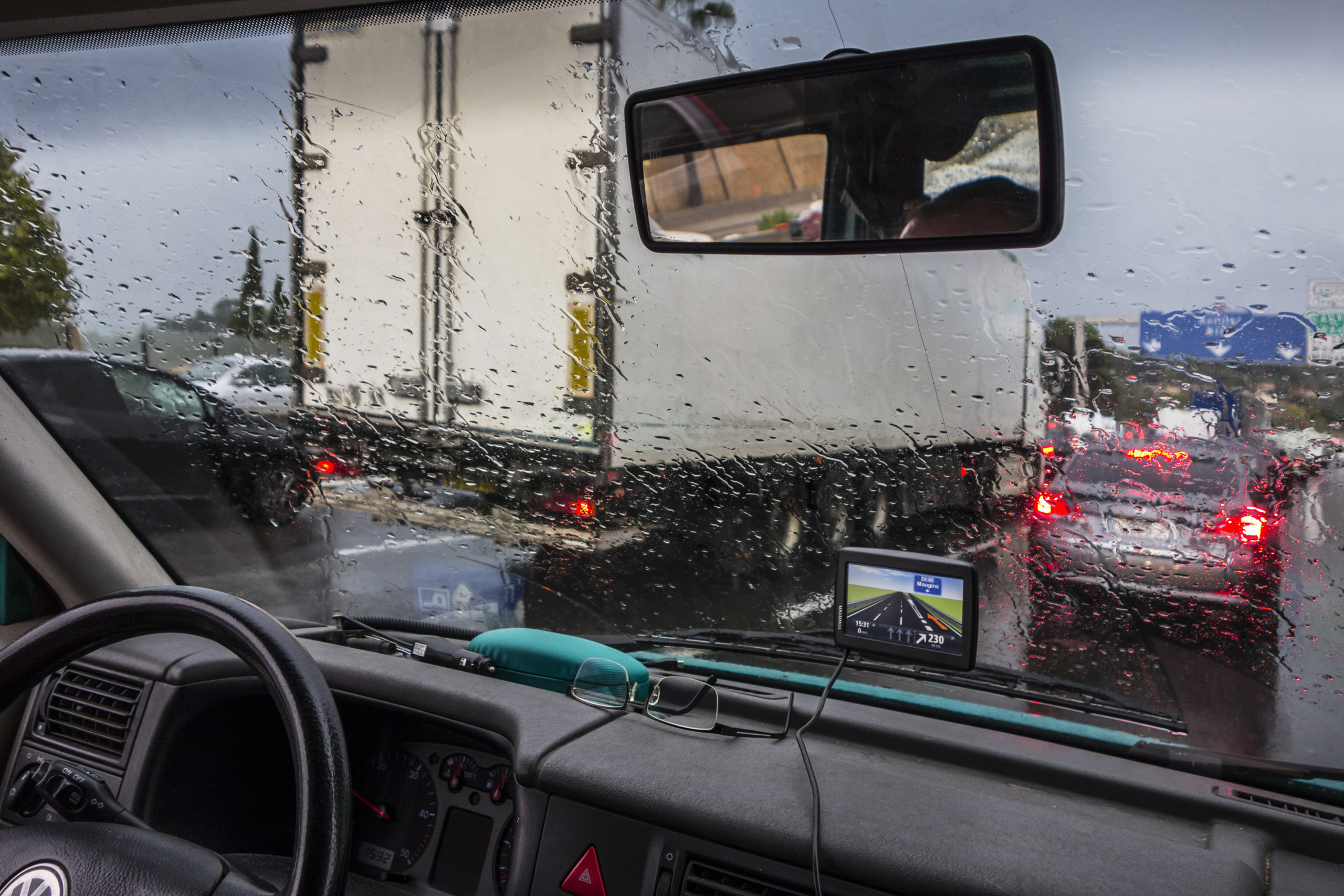 Flanders adds rain sensors to enforce passing restrictions for trucks