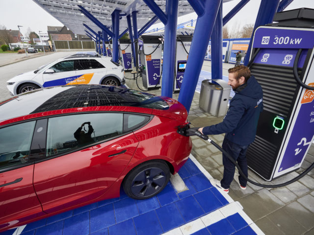 ACEA: ’14 000 new public charging points needed every week’