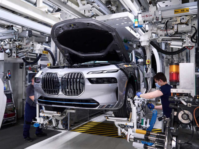 BMW’s i7 rolling of production lines marks new manufacturing era