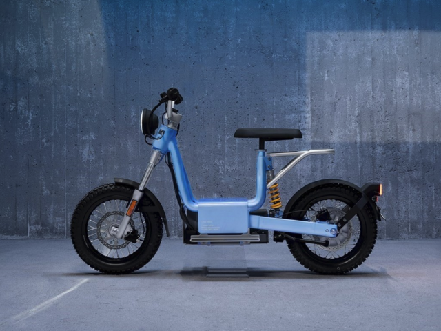 Polestar launches CAKE Makka Edition moped in sky blue