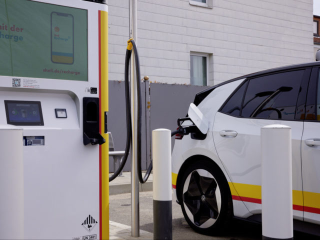 VW and Shell to install battery-boosted DC chargers