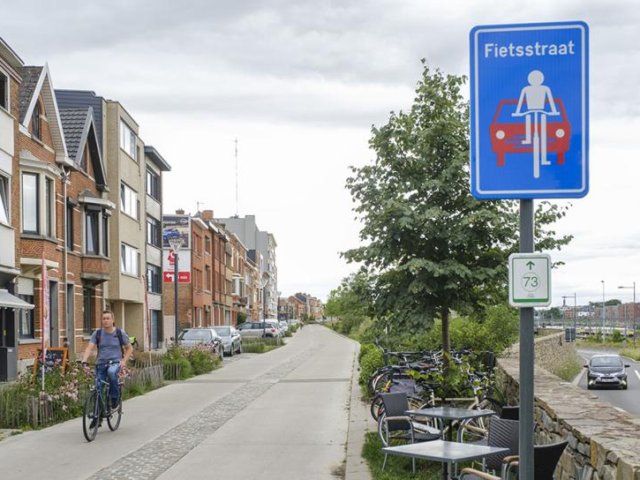 Belgium to tighten up fines for cars overtaking in bike zone