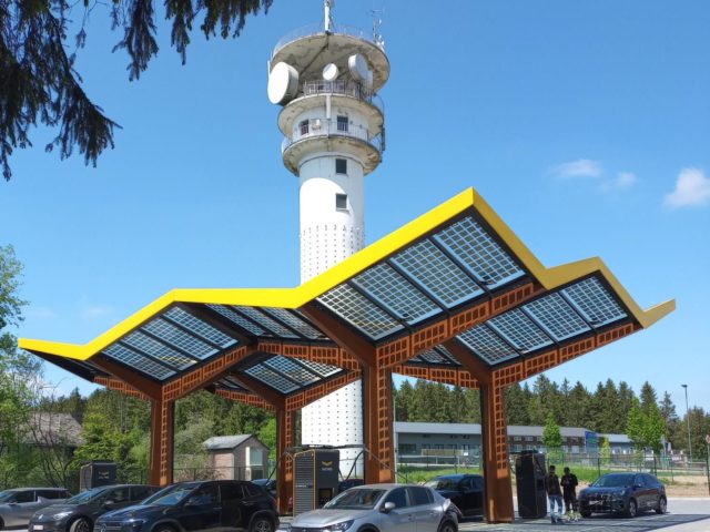 Fastned tempts EV vacationers at Baraque de Fraiture with free ice cream