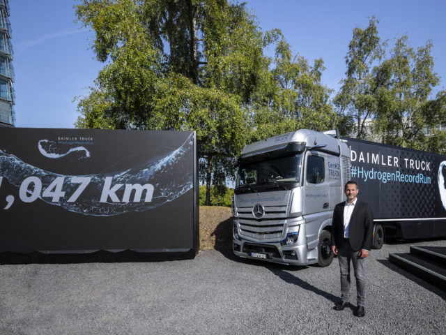 Mercedes GenH2 truck sets 1 047 km milestone on one fill